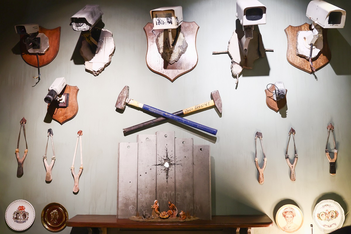 سيرة بانكسي تعود إلى فلسطين من أسوأ إطلالة فندقية