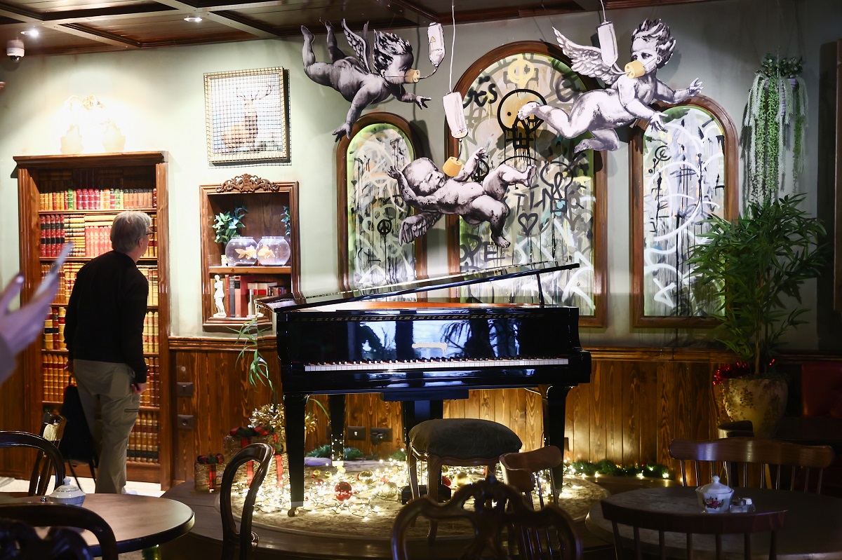 سيرة بانكسي تعود إلى فلسطين من أسوأ إطلالة فندقية