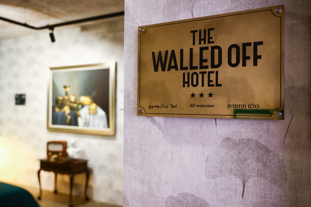 سيرة بانكسي تعود إلى فلسطين من أسوأ إطلالة فندقية