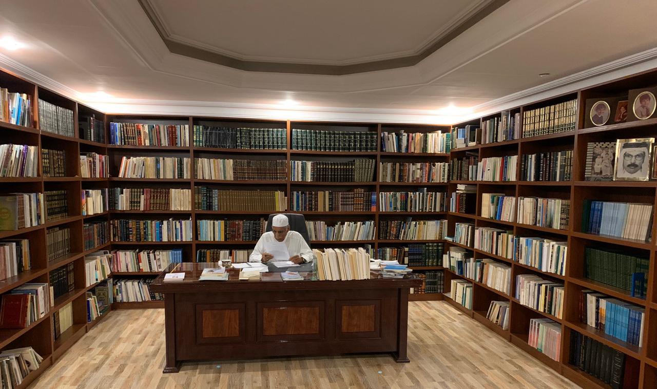 بن تنباك في مكتبه بمنزله في الرياض.jpg
