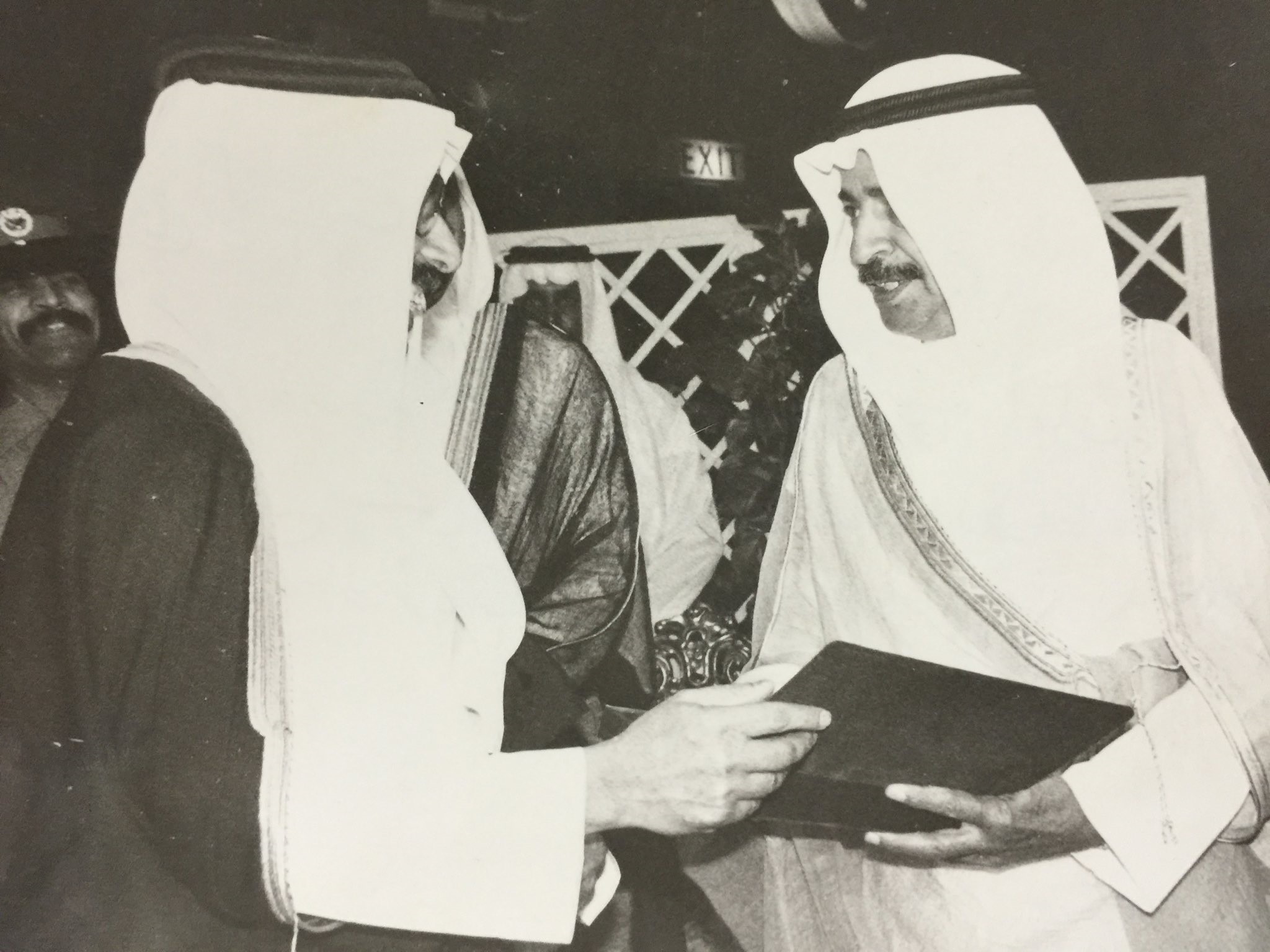 رئيس الوزراء البحريني السابق يمنح بن تنباك جائزة مكتب التربية العربي لدول الخليج عن كتابه "الفصحى ونظرية الفكر العامي".(اندبندنت عربية)