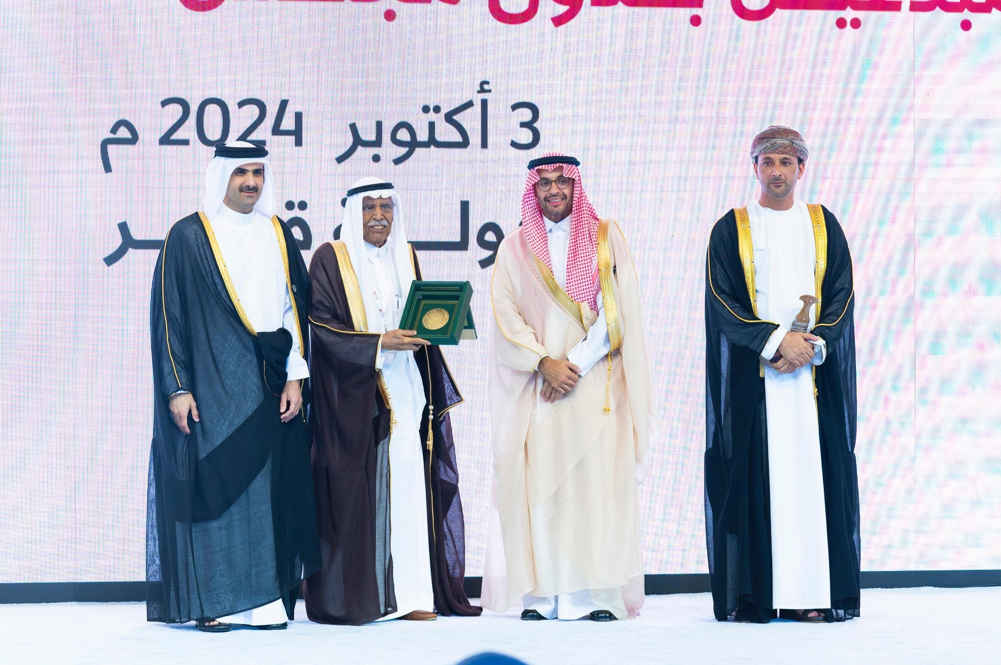 بن تنباك لحظة تكريمه من وزراء الثقافة في الخليج في أكتوبر 2024 الماضي (الخدمة الإعلامية)