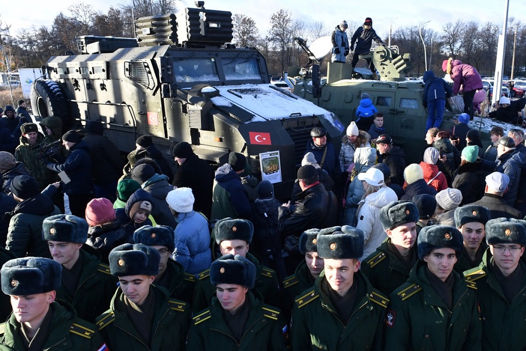 يلتقط طلاب عسكريون روس صورة أثناء زيارتهم لمعرض للمعدات العسكرية الغربية التي استولت عليها القوات الروسية (أ ف ب).jpg