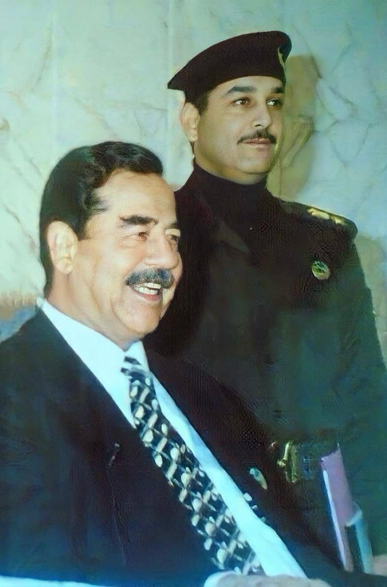 الرئيس صدام حسين وبجانبه جمال مصطفى السلطان.jpeg