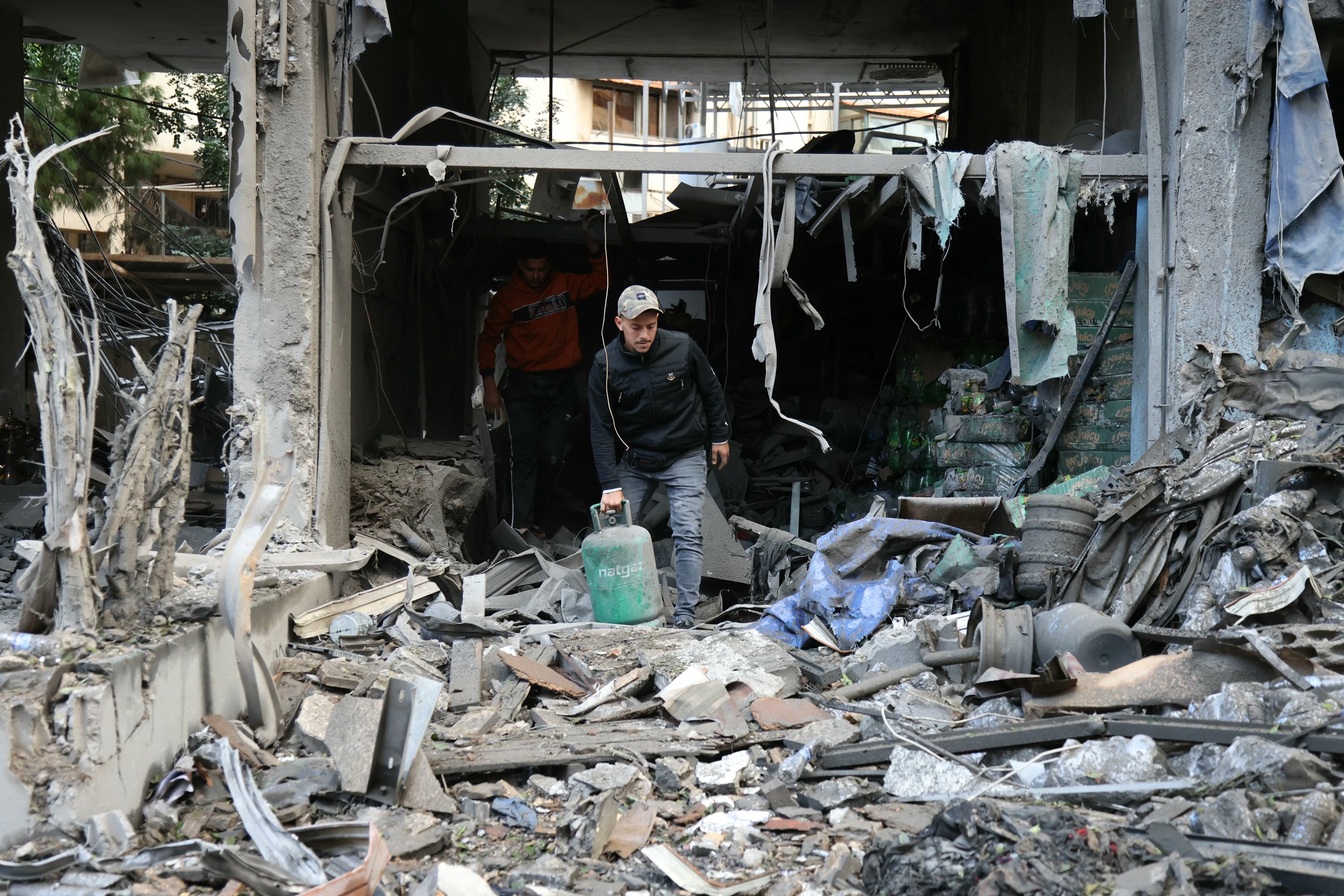 اقتصادياً، يقف لبنان على حافة الانهيار التام وقد فاقمت الحرب من أزماته (ا ف ب)