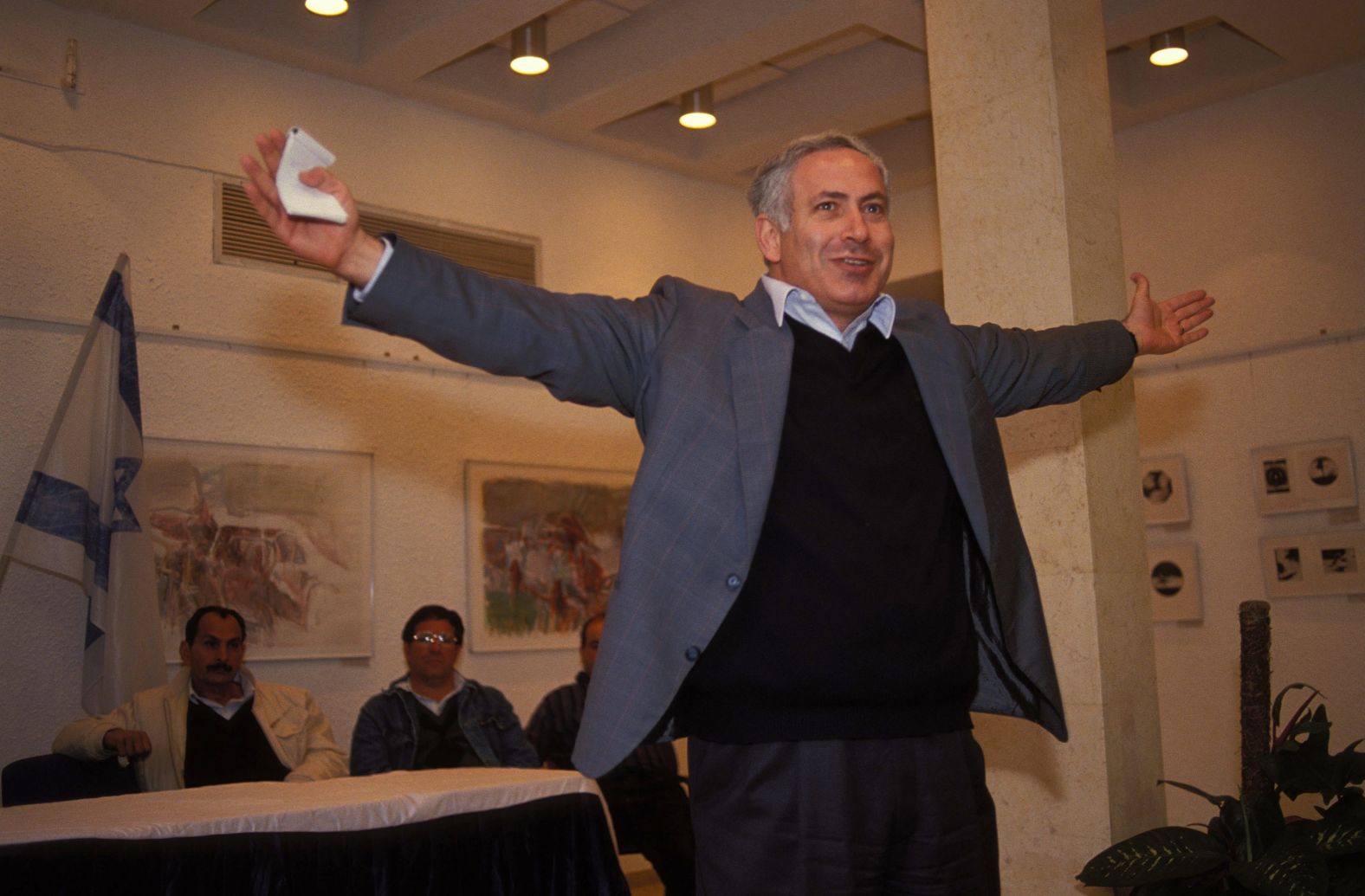 بعد سنوات من دخوله عالم السياسة الإسرائيلية انتخب بيبي رئيساً لحزب الليكود عام 1993 (غيتي)