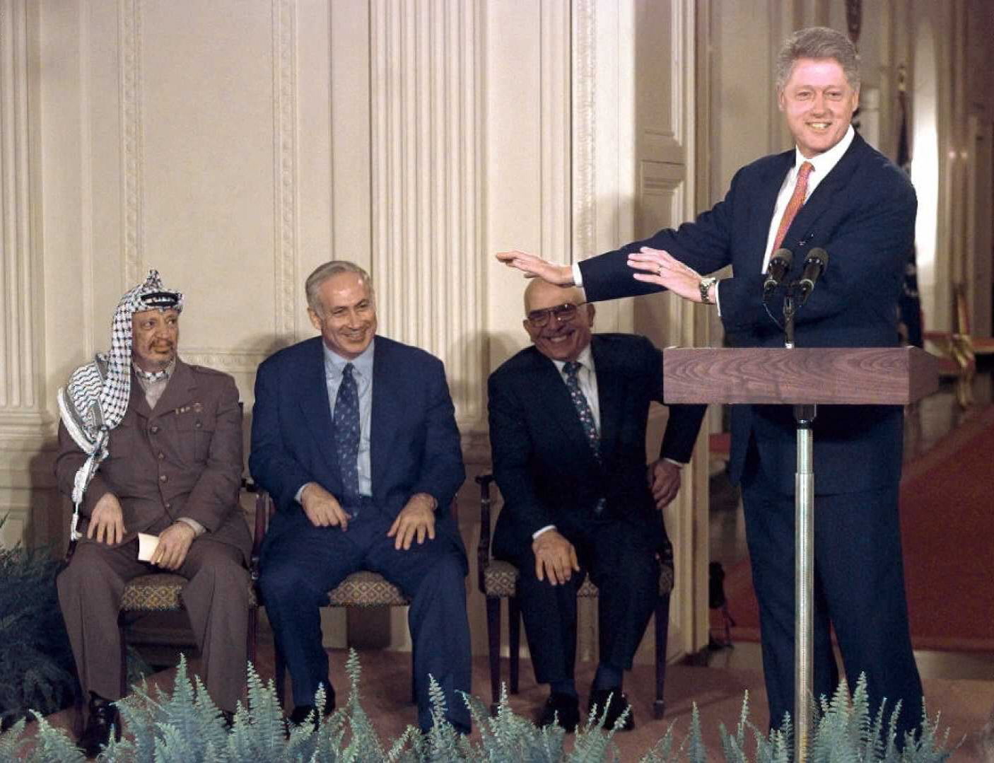 في كتابه "مكان بين الأمم" يعتبر بيبي أن السلام يجب أن يكون وفق "سلام الردع" (ا ف ب)