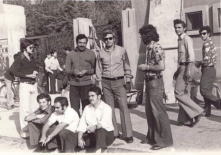 thumbnail_فحران بلبل مع أعضاء فرقته المسرحية.jpg