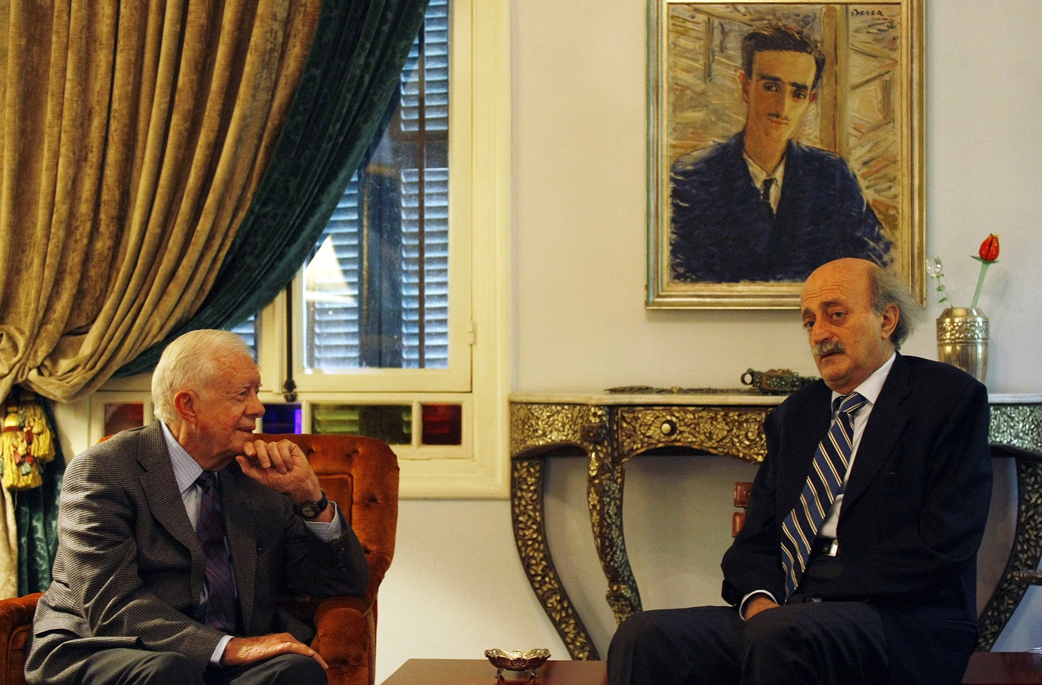 وليد جنبلاط في لقاء مع الرئيس الأميركي الراحل جيمي كارتر في بيروت عام 2009 (ا ف ب)