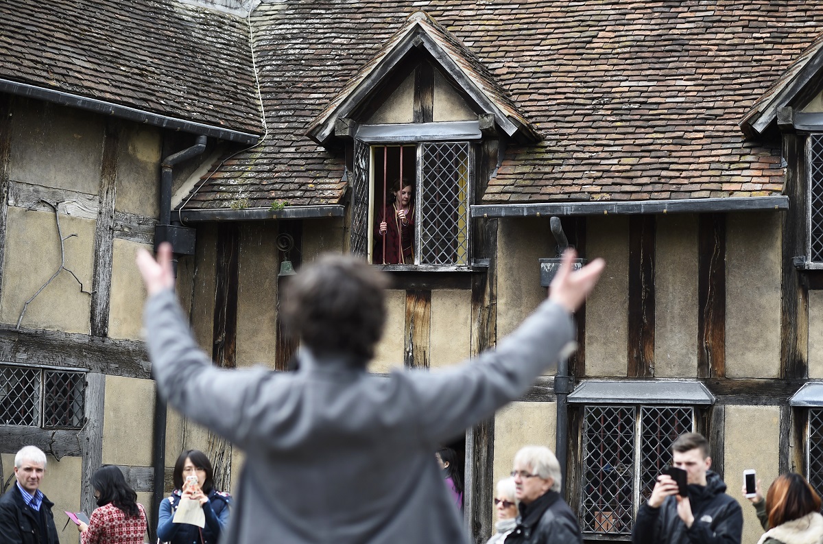 2016-04-23T120000Z_2112212670_LR1EC4N11Z09E_RTRMADP_3_BRITAIN-SHAKESPEARE.JPG