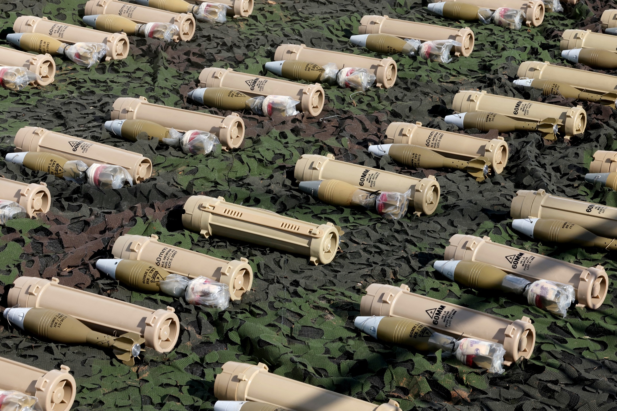 صواريخ قال الجيش الإسرائيلي إنها تابعة لـ "حزب الله" وإنه صادرها جنوب لبنان (ا ف ب)