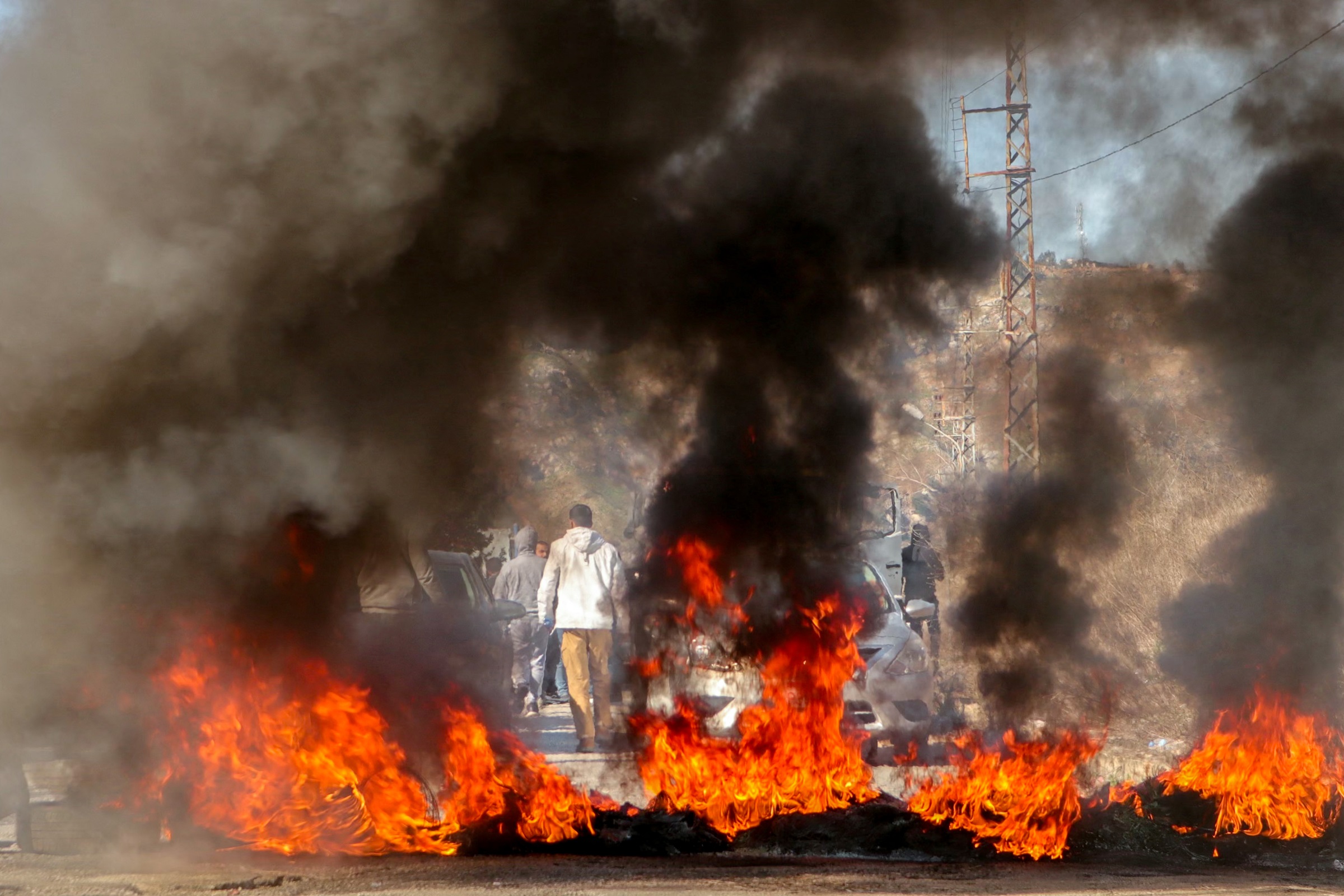 يتقدم مشروع إعادة الإعمار سائر الهموم اللبنانية على الإطلاق بعد الحرب الأخيرة (ا ف ب)