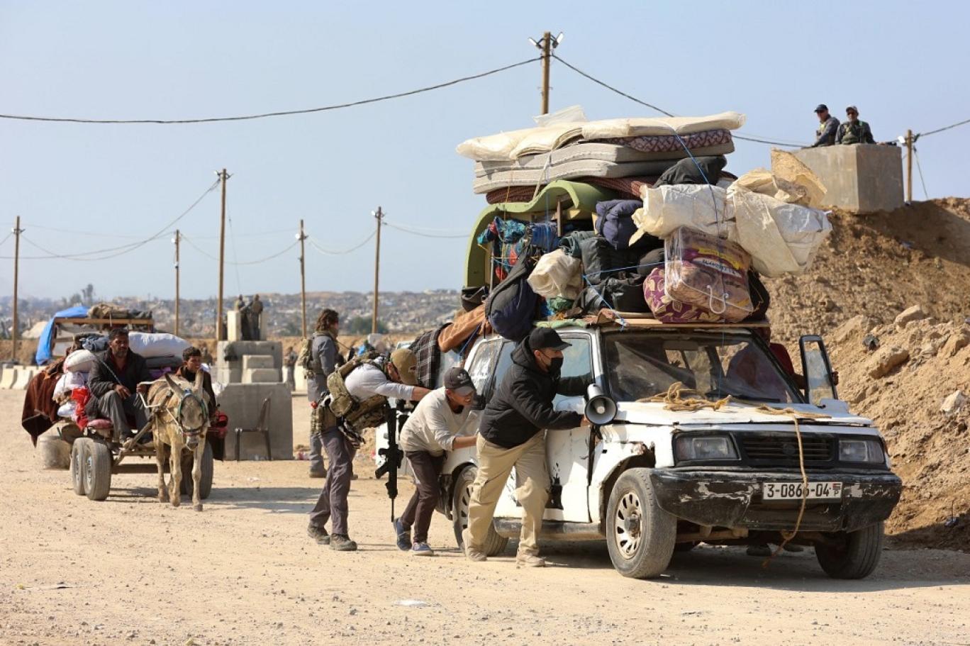 فلسطينيون نازحون في طريقهم إلى الأجزاء الشمالية من قطاع غزة، 29 يناير 2025 (أ ف ب)  .jpeg