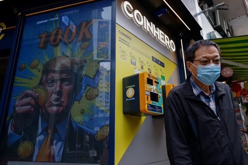 بورصة لتداول العملات المشفرة تقع في هونغ كونغ، ديسمبر 2024 (رويترز)