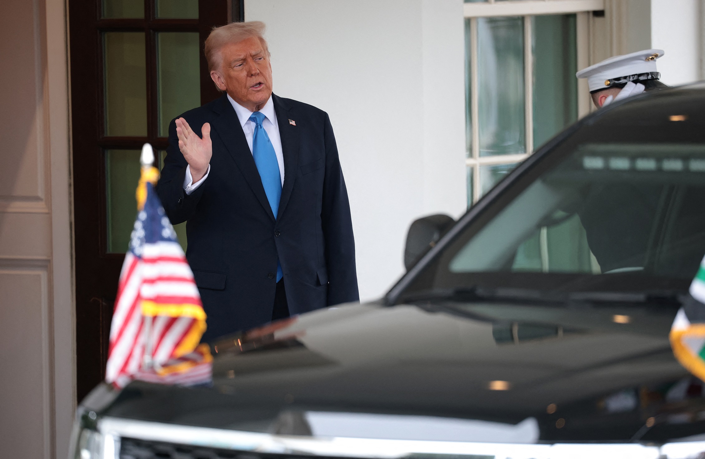 الرئيس الأميركي مستقبلاً أحد ضيوفه في البيت الأبيض (ا ف ب)