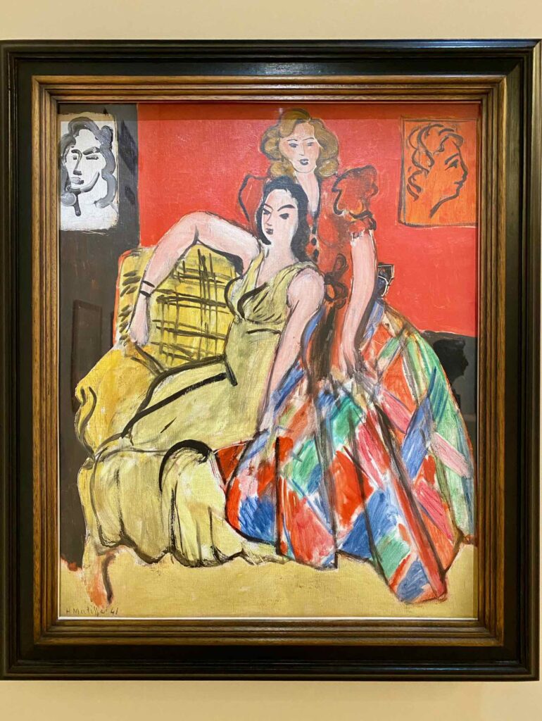 حسناوتان بفستانين الأصفر والأحمر المقلم- ماتيس  العام 1941في نيس.jpeg