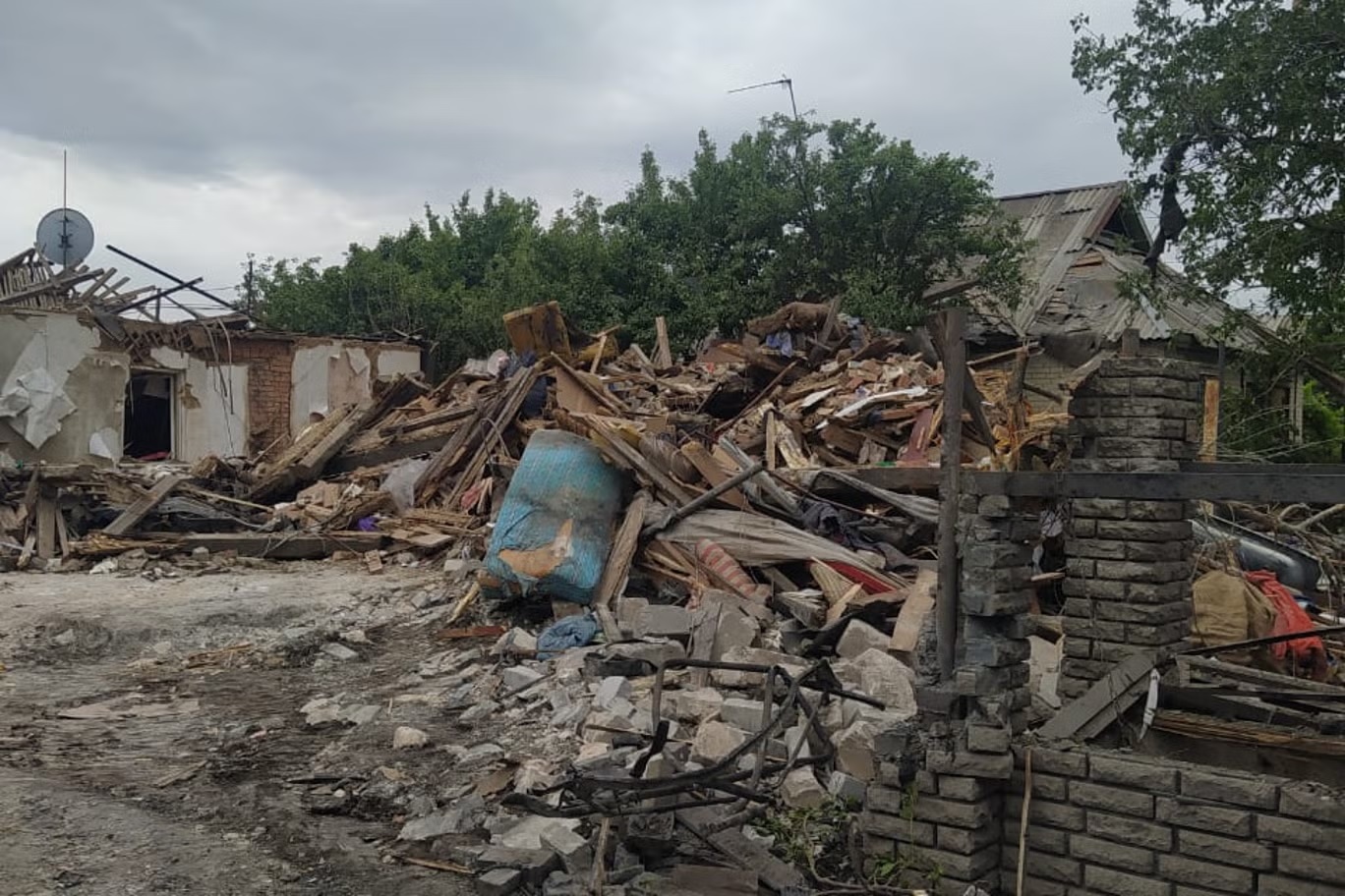 منزل نينا تشيتشيتا في سيليدوف دمر بعد إصابته بصاروخين روسيين، قتل ابنها وحفيدها جراء الانفجار (الصورة من يوليا تشيتشيتا)