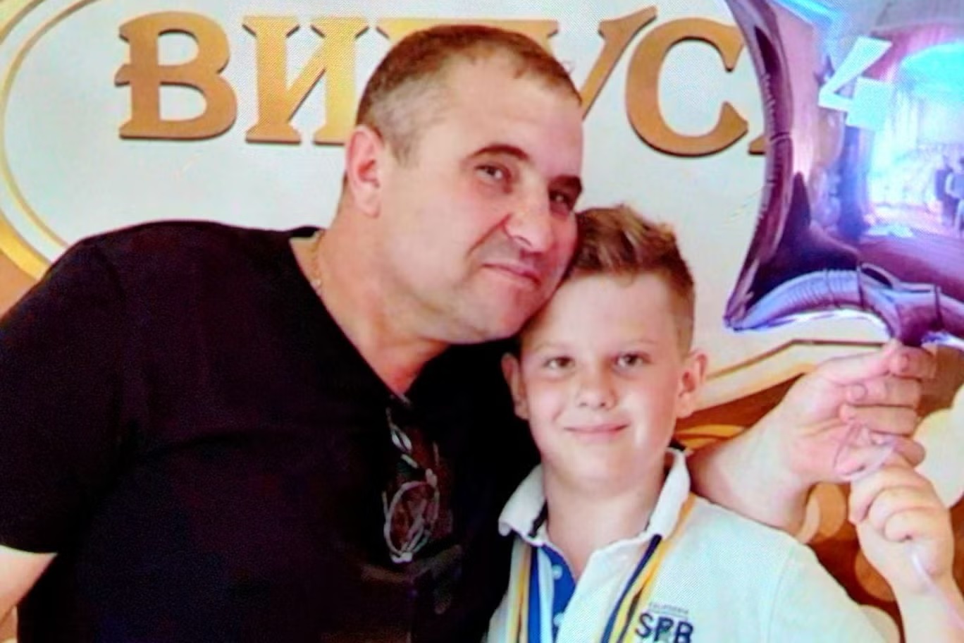 كان فولوديمير وميكولا رادكو يلعبان على الأراجيح عندما ضربتهما الصواريخ (الصورة من يوليا تشيتشيتا)