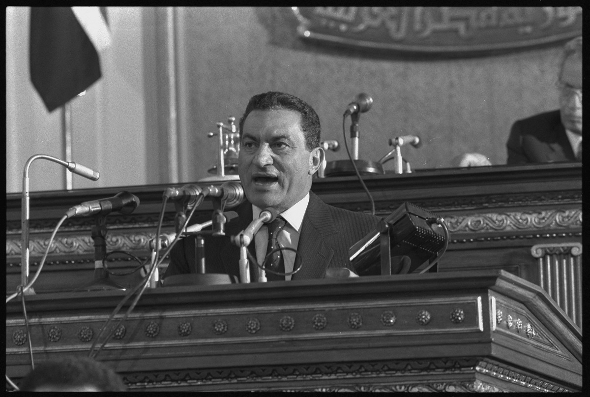 حسني مبارك يستعرض نتائج القمة العربية التي دُعيت مصر للمشاركة فيها بعد توقف دام 10 سنوات - القاهرة مايو 1989 (رويترز).JPG