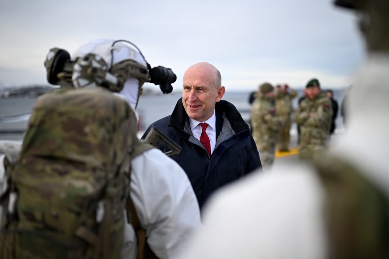 يتعين الآن على وزير الدفاع البريطاني جون هيلي - الذي يظهر في صورة التقطت له خلال وقت سابق من هذا الشهر - ألا ينفق المال بصورة غير مدروسة (غيتي)