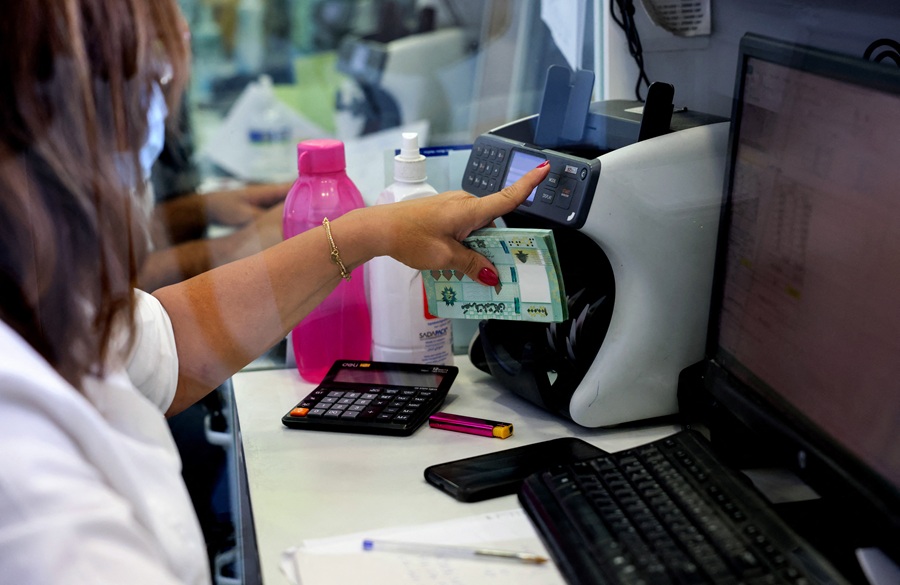 موظفو المصارف في لبنان ينتظرون عقد العمل الجماعي