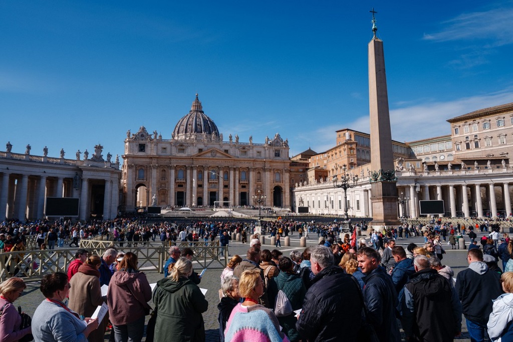 يزور السياح والحجاج ساحة القديس بطرس في الفاتيكان بينما لا يزال البابا فرانسيس في المستشفى، 2 مارس 2025 (أ ف ب).jpg