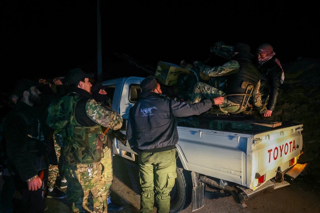 عناصر من قوات الأمن السورية يستعدون للانطلاق من إدلب إلى المدن الساحلية لتعزيز القوات الحكومية، 6 مارس 2025 (أ ف ب).jpg