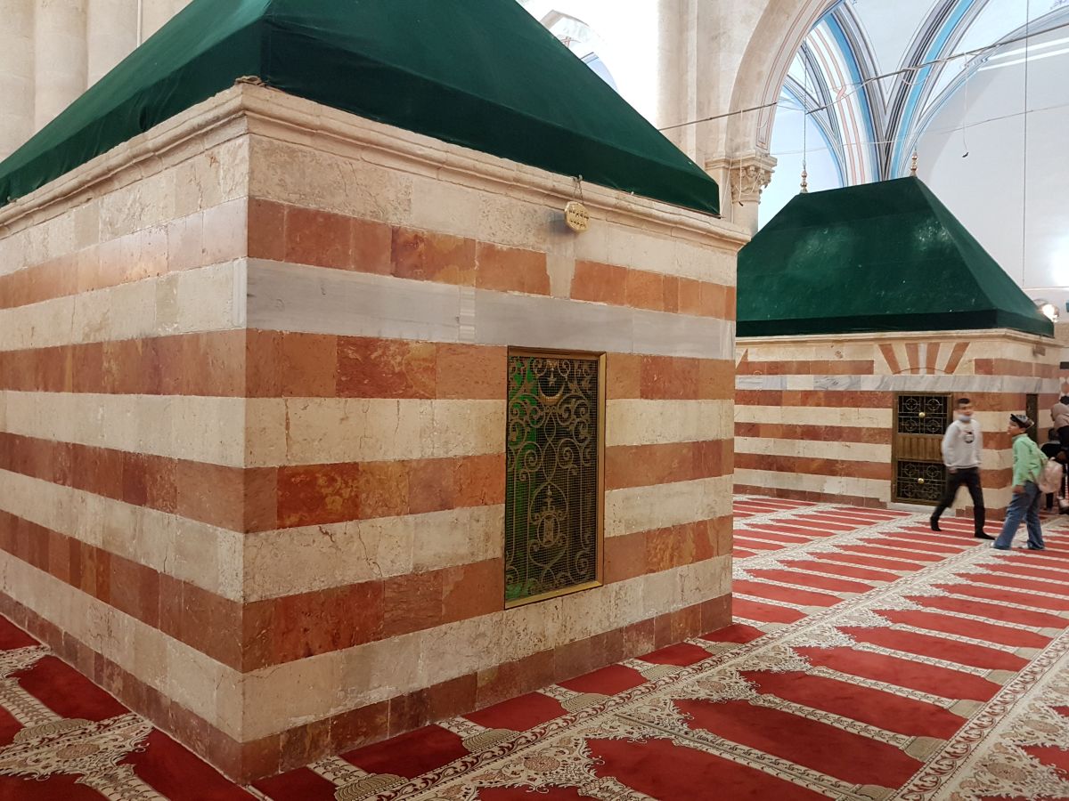 مقامات الانباء وزوجاتهم في الحرم الابراهيمي (اندبندنت عربية).jpg