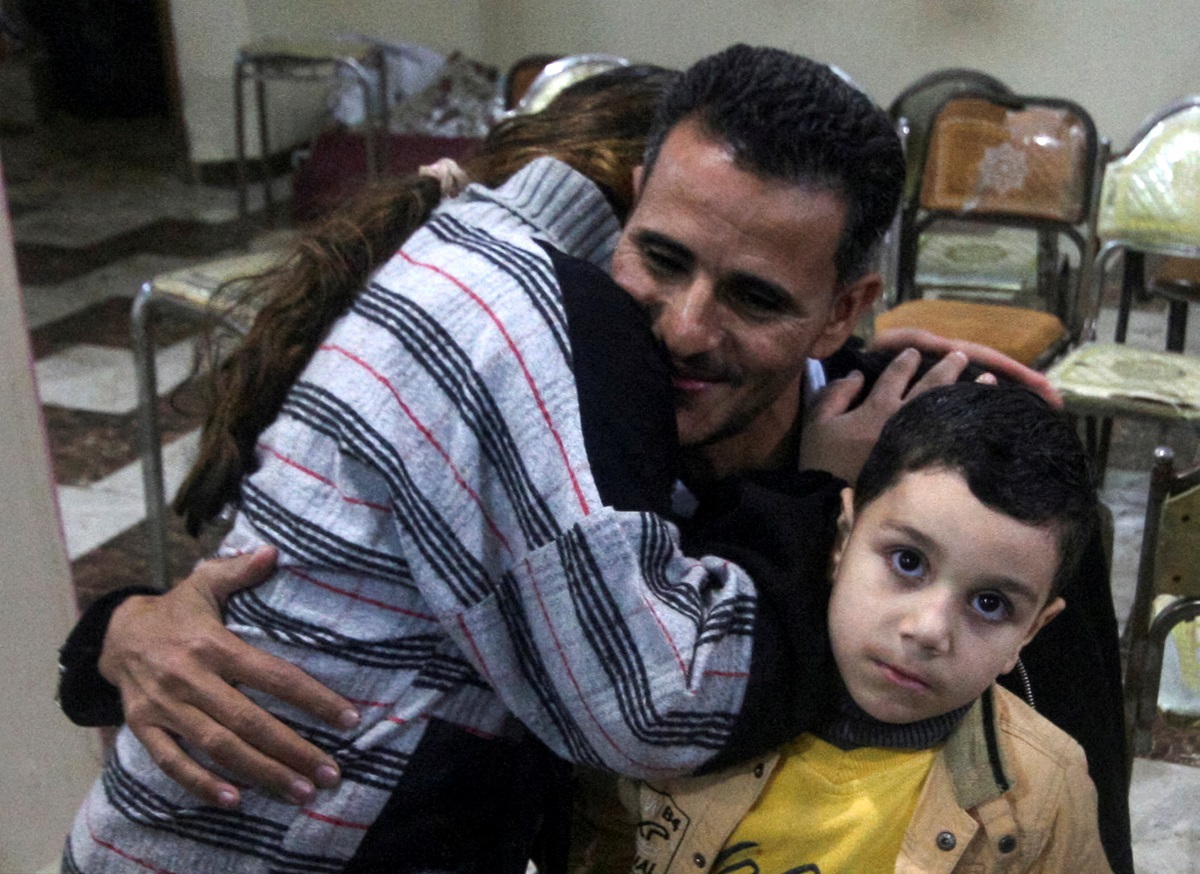 ماجد معوض يتلقى عناقًا من ابنته وأطفاله لتهنئته على عودته إلى قريته أبو شنب، في مدينة الفيوم، مصر، 6 مارس 2025..JPG