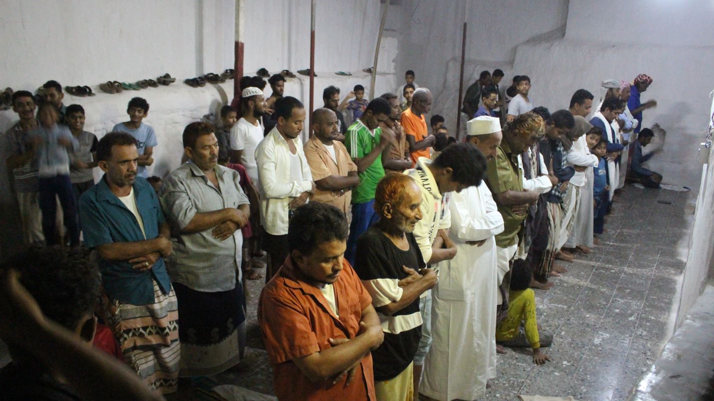 صلاة التراويح في مدينة حيس (اندبندنت عربية)