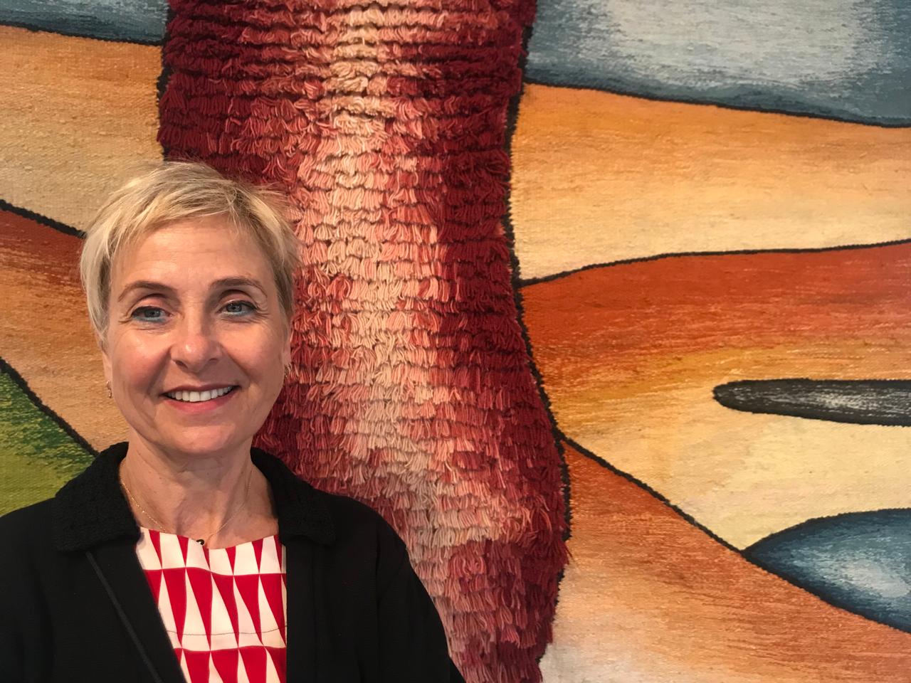 الفنانة ليلى جبر جريديني في معرضها شجرة الحياة.jpg