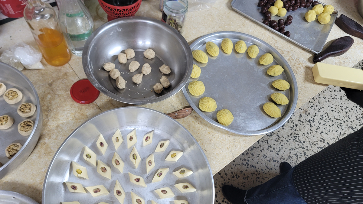 يتعامل كبار السن مع تقاليد العيد ومنها صنع الحلويات بمعيار "ممنوع المساس" (اندبندنت عربية)