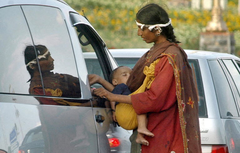 AFP__20050808__HKG2005080883619__v3__Preview__PakistanSocietyPovertyBeggar.jpg