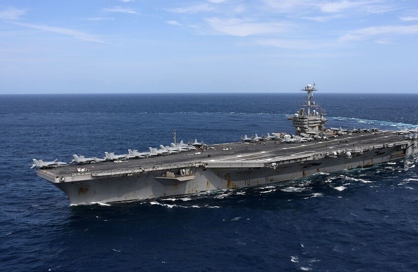 تنتصب يو إس إس هاري ترومان عرض البحر الأحمر في إطار الحملة العسكرية الأميركية  لردع الحوثيين.jpg