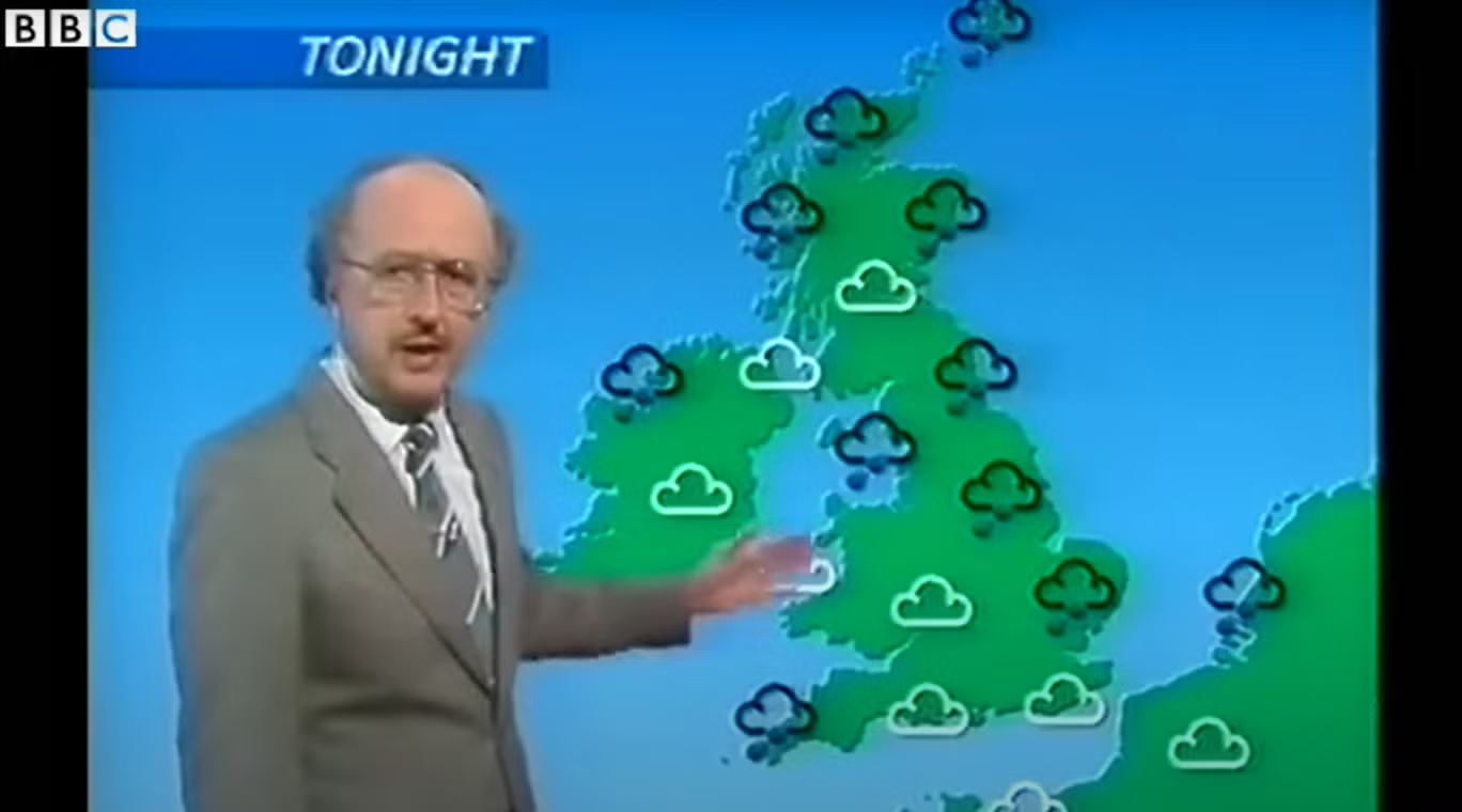 مايكل فيش وهو يقدم توقعات الطقس قبل ساعات من العاصفة الكبرى التي ضربت البلاد عام 1987 وأحدثت حالة من الفوضى (لقطة ثابتة من بي بي سي)