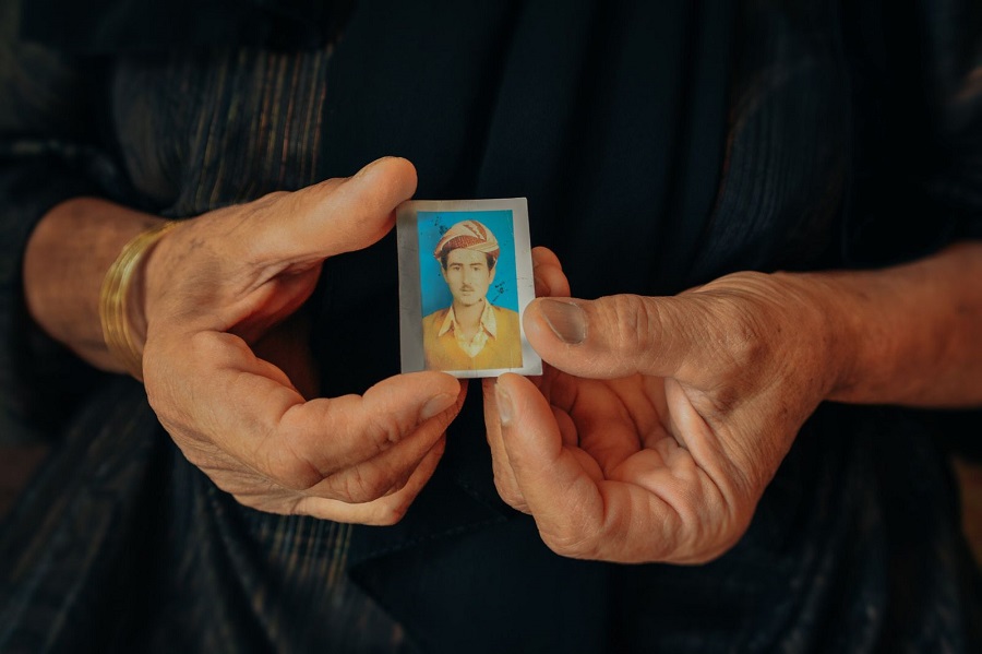 صوة من ارشيف الصليب الاحمر يمكننا استخدامها حصلت عليها من خلالهم وهي صور لعوائل مفقودين ومغييبين من مناطق ومدن مختلفة.jpeg