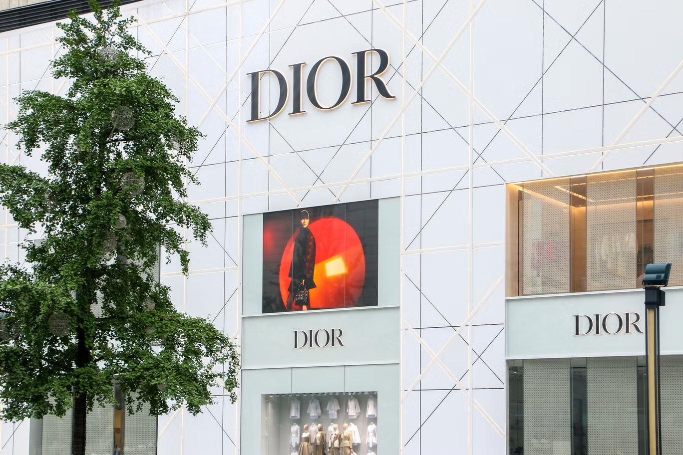 قطعت دار ديور علاقتها مع موردين اثنين العام الماضي بسبب مزاعم تطبيقهما ظروف عمل أشبه بالسخرة (غيتي)