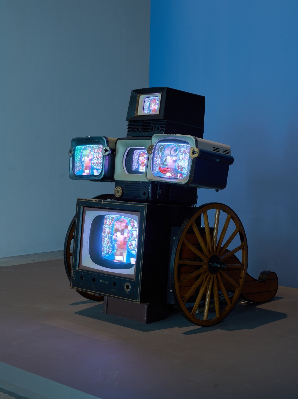 thumbnail_thumbnail_نام جون بايك- عجلة الدراما الذاتية- 1998- أجهزة تلفزيون على عربة مع كتابات وصور.jpg