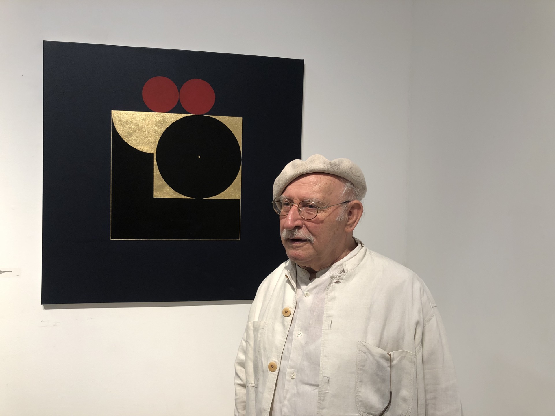 thumbnail_الفنان سمير الصايغ مع احدى لوحاته.jpg