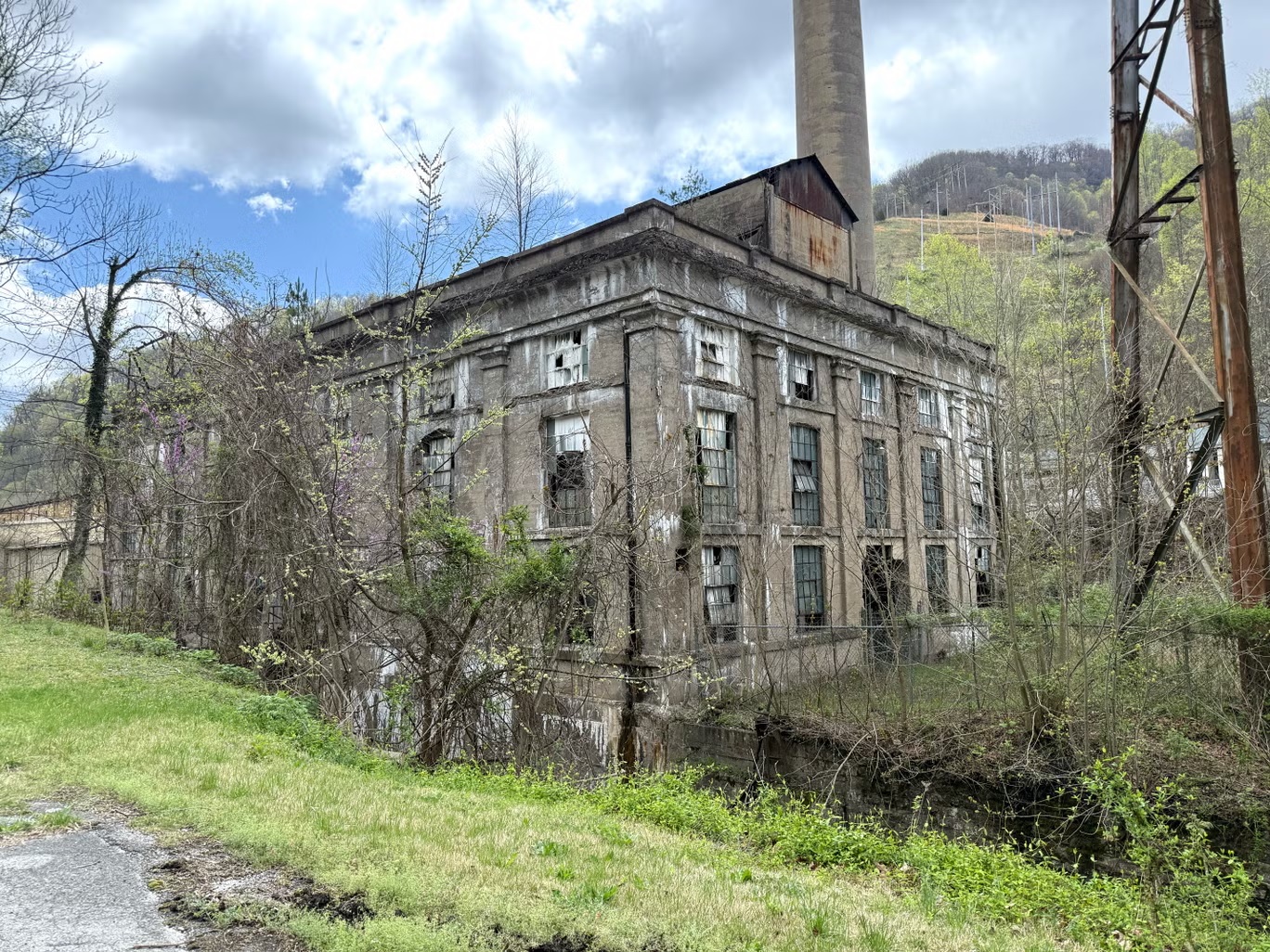 محطة توليد الطاقة بالفحم السابقة بالقرب من لينش وقد أصبحت الآن مهجورة (آنابيل غروسمان/اندبندنت)