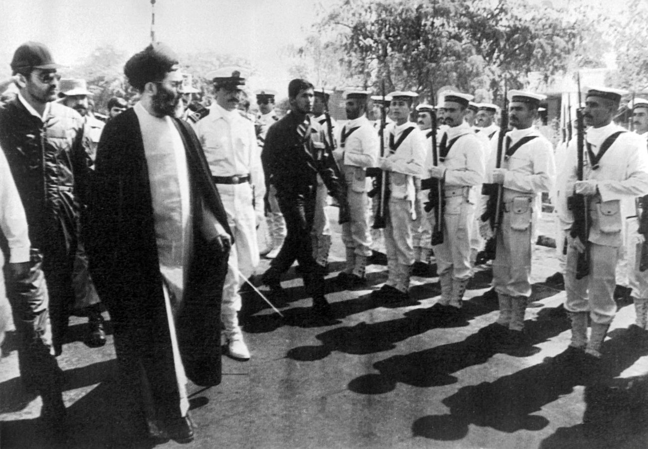 أثناء تفقده للقدرات القتالية الايرانية عام 1984 (أ ف ب).jpg