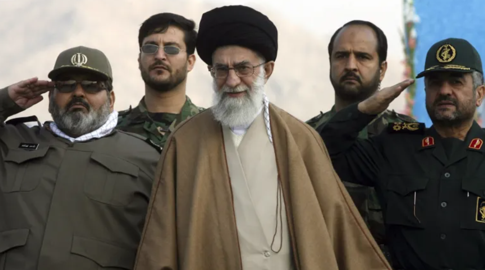 خامنئي كان أول رئيس للحرس الثوري الإيراني بعد تأسيسه (رويترز).png