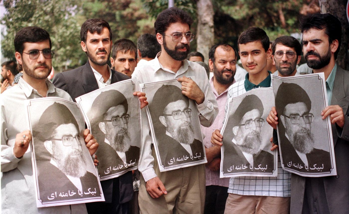 تظاهرة مؤيدة للمرشد في طهران عام 1999 (أ ف ب).jpg
