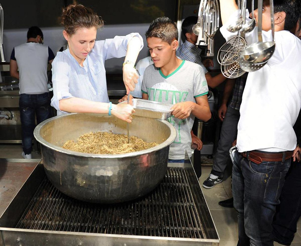 تساعد في الطبخ (أ ف ب)