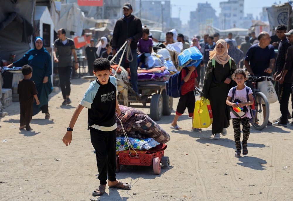 Palestinians flee reuters.JPG