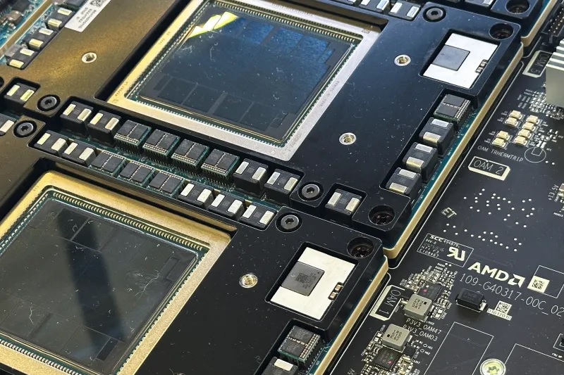 رقاقة إلكترونية معروضة في مدينة سان خوسيه بولاية كاليفورنيا، يونيو 2025 (رويترز)