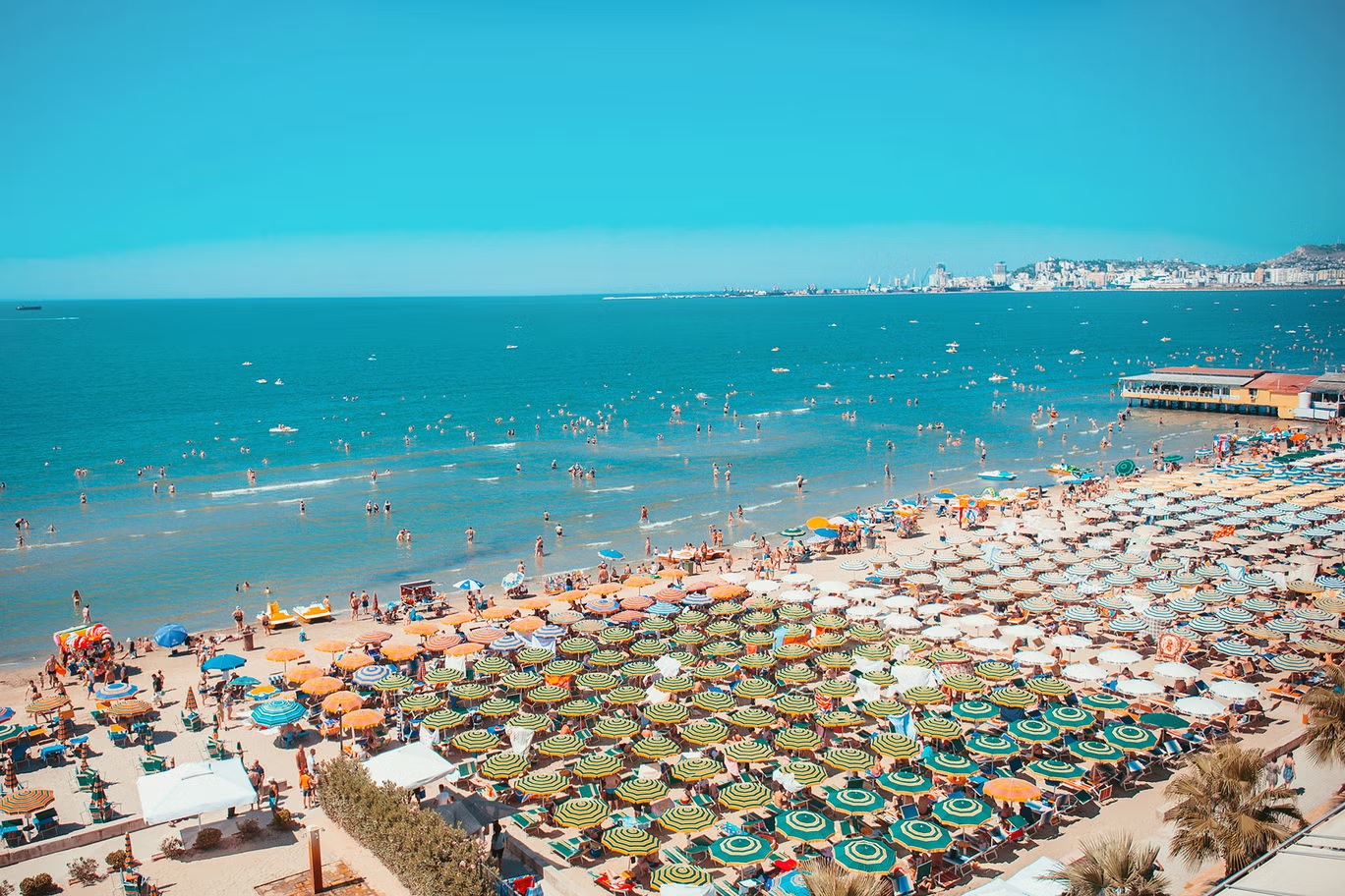 أحضر كرسي شاطئ واستمتع بأجواء هذا الميناء النابض بالحياة على ساحل بحر الأدرياتيكي (غيتي/أيستوك) أحضر كرسي شاطئ واستمتع بأجواء هذا الميناء النابض بالحياة على ساحل بحر الأدرياتيكي (غيتي/أيستوك)