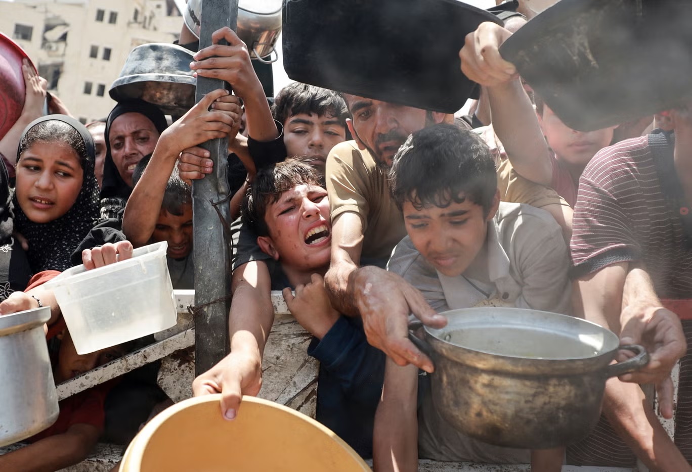 تواصل إسرائيل نفي وجود قيود على المساعدات أو حتى أزمة غذائية داخل غزة (رويترز)