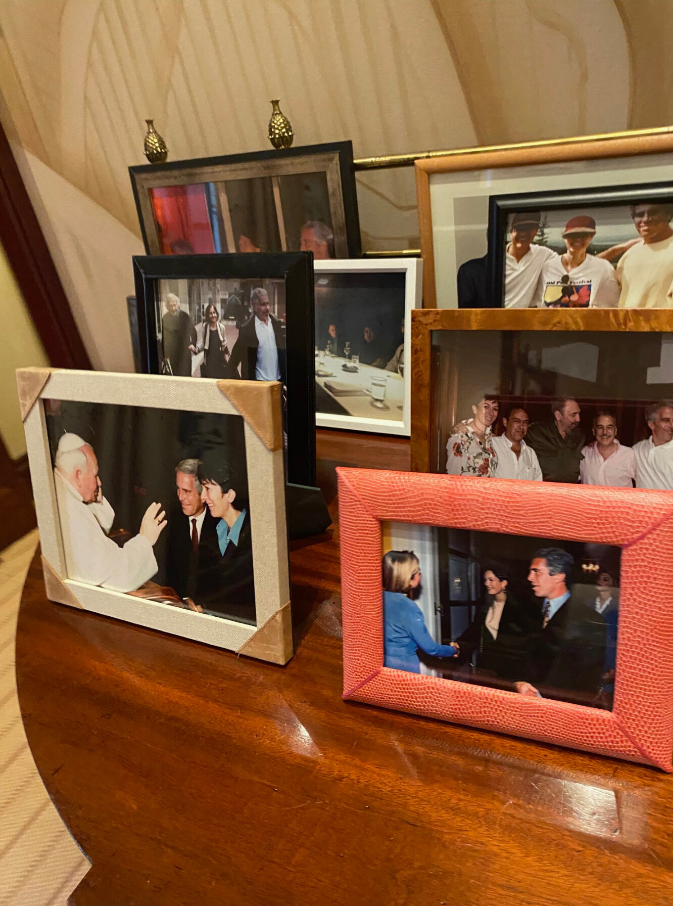 صور إبستين مع البابا يوحنا بول (نيويورك تايمز).jpeg