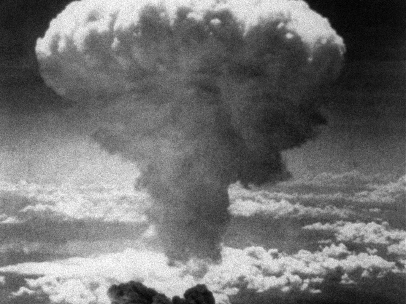 سحابة الفطر التي خلفها قصف ناغازاكي في 9 أغسطس (القوات الجوية الأميركية)